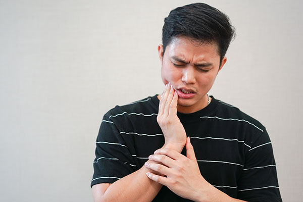 When To See An Emergency Dentist For Gum Problems